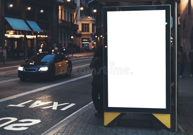 Pusty reklamowy lekki pudełko na autobusowej przerwie, mockup pusty reklama billboard na noc przystanku autobusowym, szablonu szt