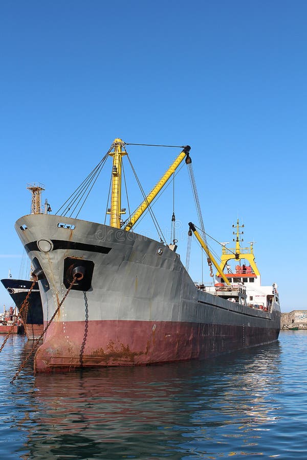 Pusty suchego ładunku zbiornika statek widzieć od nadmorski od portowej łęk strony statek z inny za zdjęcia stock Pusty suchego ładunku zbiornika statek widzieć od nadmorski od portowej łęk strony statek z inny za zdjęcia stock