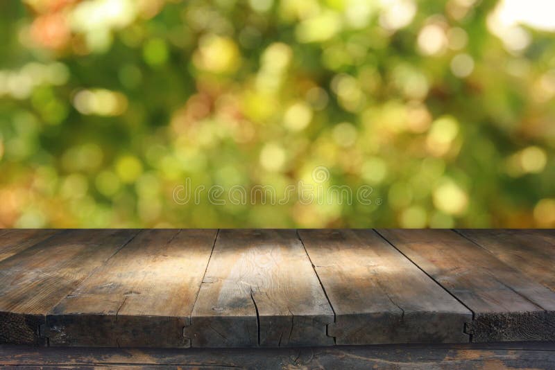 Pusty wieśniaka stół przed zielonej wiosny bokeh abstrakcjonistycznym tłem produktu pokaz i pinkinu pojęcie