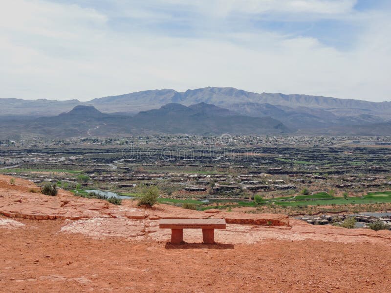 Pustyni i miasta panoramiczni widoki od wycieczkować wlec wokoło St George Utah wokoło Beck wzgórza, Chuckwalla, żółw ściana, raj obrazy royalty free Pustyni i miasta panoramiczni widoki od wycieczkować wlec wokoło St George Utah wokoło Beck wzgórza, Chuckwalla, żółw ściana, raj obrazy royalty free