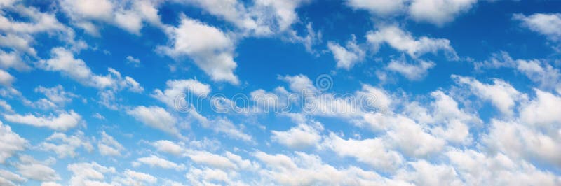 Puszysty biel chmurnieje na niebieskie niebo panoramie zdjęcie stock Puszysty biel chmurnieje na niebieskie niebo panoramie zdjęcie stock