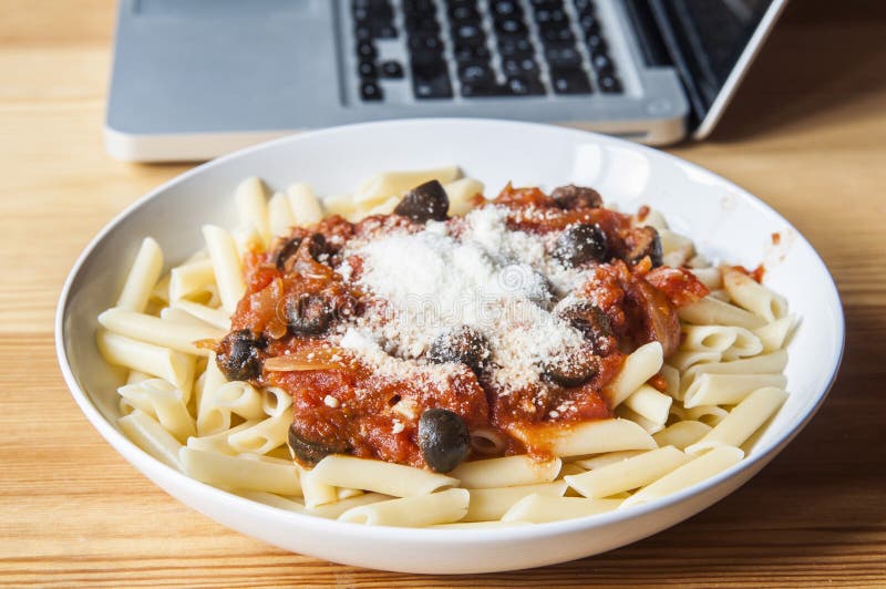 Putanesca italiano del alla del penne imagen de archivo libre de regalías Putanesca italiano del alla del penne imagen de archivo libre de regalías