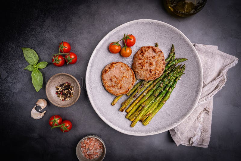 Putenburgern oder -haltern, gegrillt, grüner Spargel lizenzfreies stockfoto