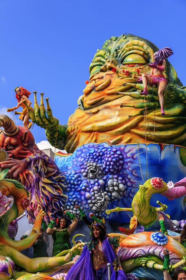 Putignano, Pouilles, Italie - 15 février 2015 : flotteurs de carnaval, monstre de papier-pierre image libre de droits Putignano, Pouilles, Italie - 15 février 2015 : flotteurs de carnaval, monstre de papier-pierre image libre de droits