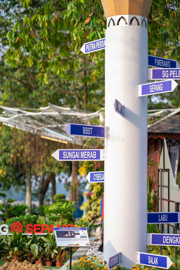 Putrajaya, Malaysia - 6. September 2019 : Wegweiser zu vielen verschiedenen Orten in Selangor bei Taman Botani Putrajaya für stockfotos Putrajaya, Malaysia - 6. September 2019 : Wegweiser zu vielen verschiedenen Orten in Selangor bei Taman Botani Putrajaya für stockfotos