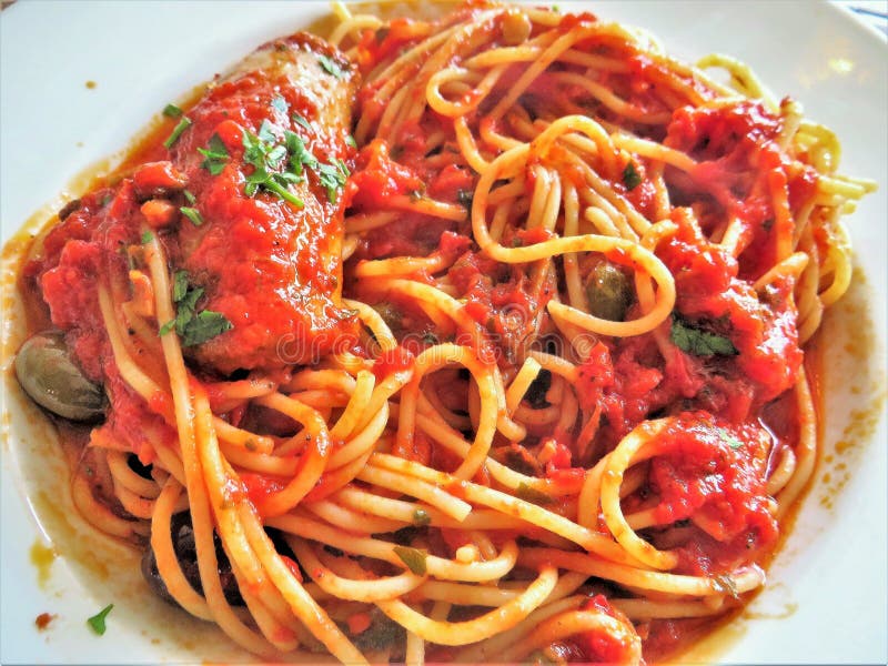 Puttanesca d'alla de spaghetti photographie stock libre de droits Puttanesca d'alla de spaghetti photographie stock libre de droits