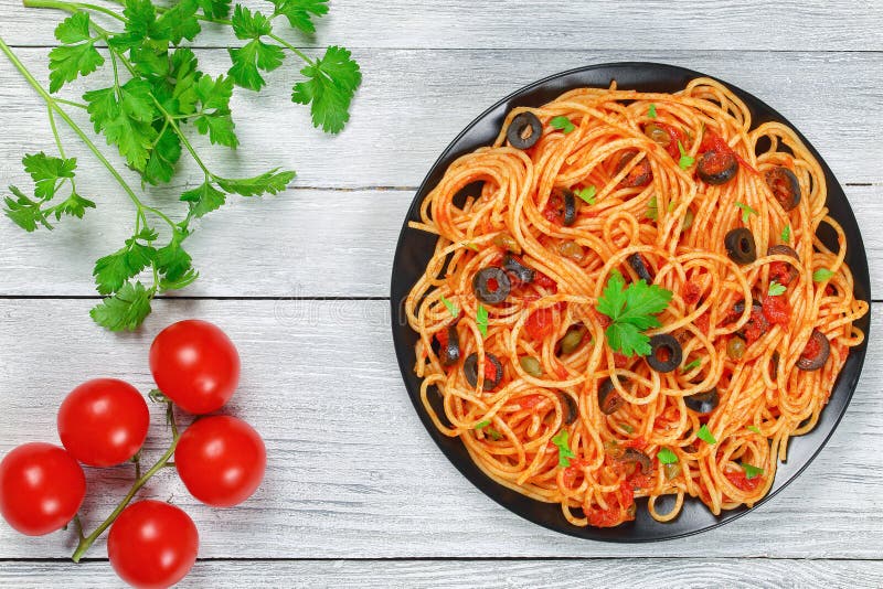 Spaghetti Avec Des Câpres Olives, Anchois, Sauce Tomate Image stock