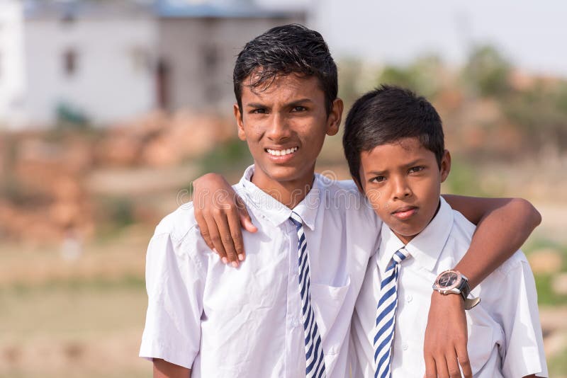 PUTTAPARTHI, ANDHRA PRADESH, INDIEN - 9. JULI 2017: Porträt von zwei indischen Jungen Nahaufnahme lizenzfreie stockfotos PUTTAPARTHI, ANDHRA PRADESH, INDIEN - 9. JULI 2017: Porträt von zwei indischen Jungen Nahaufnahme lizenzfreie stockfotos