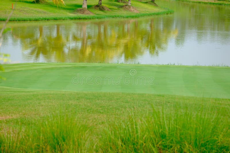 Putting green y fondo del lago foto de archivo libre de regalías Putting green y fondo del lago foto de archivo libre de regalías