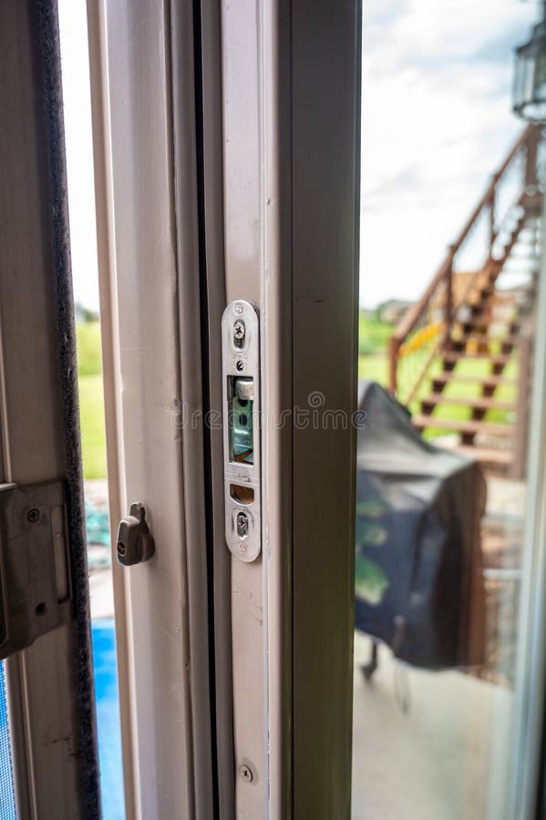 Puxar O Hardware E Emperrar Para Um Vidro Deslizante E Uma Porta Do Ecrã.  Foto de Stock - Imagem de interior, janela: 267099366