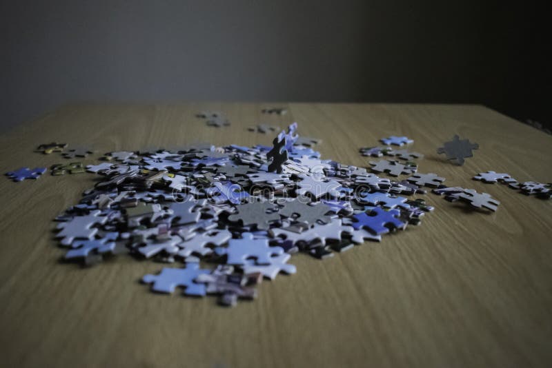 Lelie Premisse Indiener Puzzelstukjes Die Een Houten Tafel Slaan Stock Foto - Image of binnen, slordig: 182250540 Lelie Premisse Indiener Puzzelstukjes Die Een Houten Tafel Slaan Stock Foto - Image of binnen, slordig: 182250540
