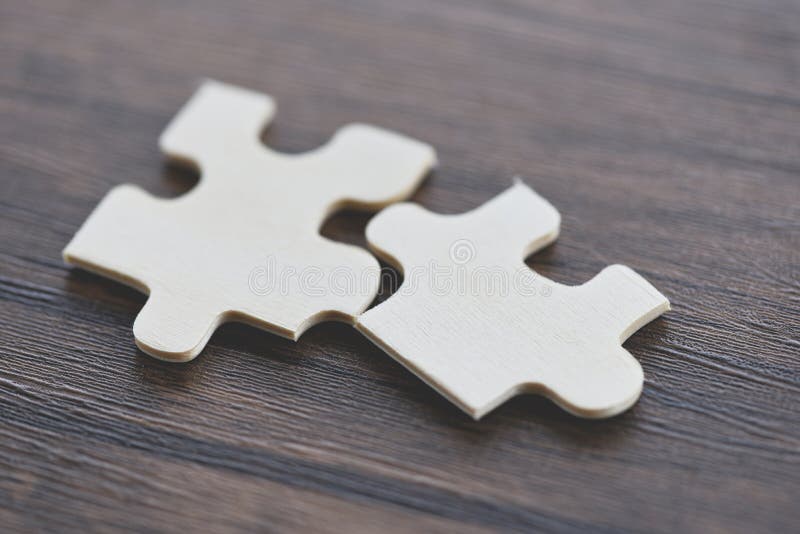 Puzzle auf Draufsicht des hölzernen Hintergrundes - zackige Verbindung des Stückes zwei stockfotos Puzzle auf Draufsicht des hölzernen Hintergrundes - zackige Verbindung des Stückes zwei stockfotos