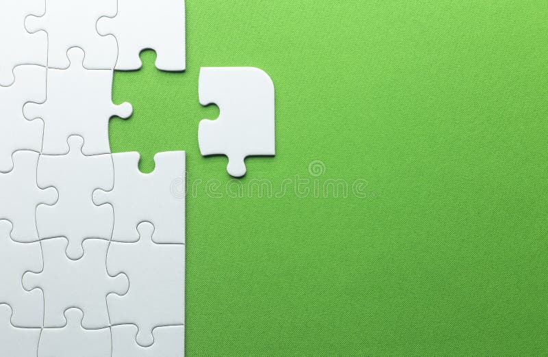 puzzle bianco con un pezzo che non si adatta