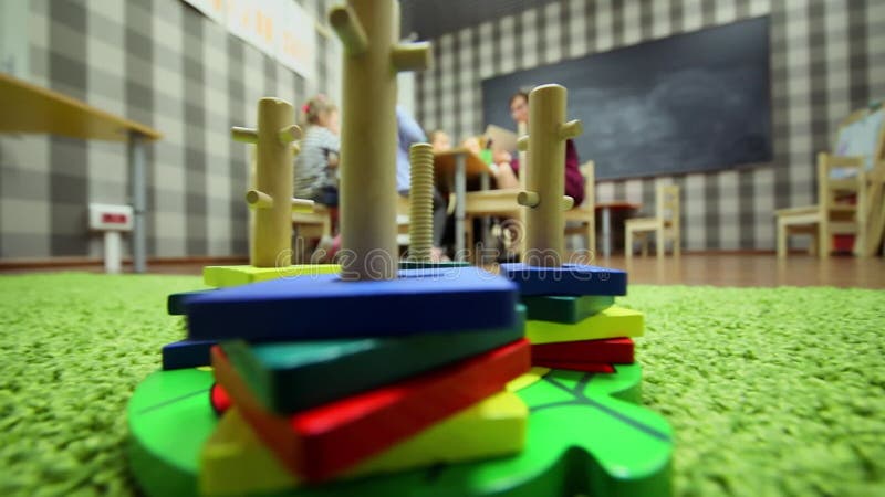 Puzzle di legno colorato è sul pavimento nella stanza di video d archivio