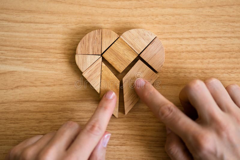 Puzzle-Herzkonzept. romantische Beziehung stockbilder