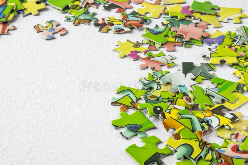 Puzzle sparsi su una tavola leggera con il primo piano giusto Gioco educativo per i bambini e gli adulti Copi lo spazio fotografia stock Puzzle sparsi su una tavola leggera con il primo piano giusto Gioco educativo per i bambini e gli adulti Copi lo spazio fotografia stock