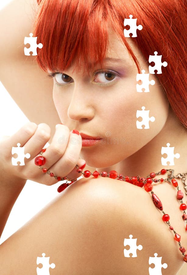 Puzzlespiel der Rothaarigen mit den roten Perlen, die vorbei schauen lizenzfreie stockbilder Puzzlespiel der Rothaarigen mit den roten Perlen, die vorbei schauen lizenzfreie stockbilder