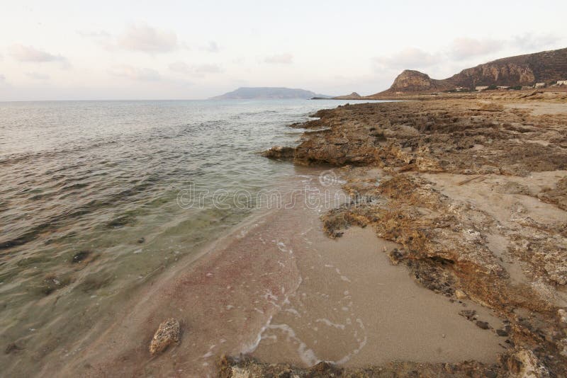 Puzzu-Strand bei dem Sonnenuntergang Favignana-Insel, Sizilien, Italien lizenzfreies stockfoto Puzzu-Strand bei dem Sonnenuntergang Favignana-Insel, Sizilien, Italien lizenzfreies stockfoto