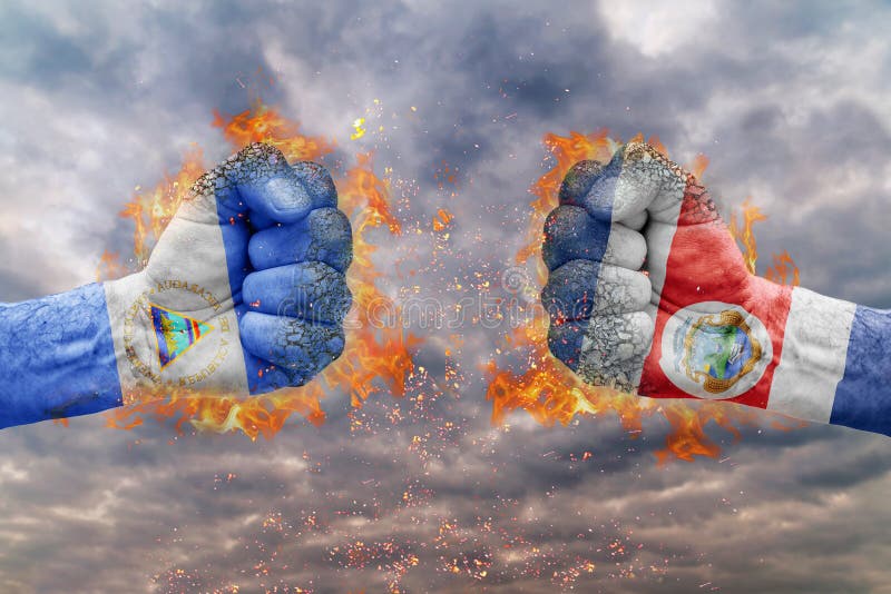 Puño dos con la bandera de Nicaragua y de Costa Rica hechos frente en uno a imagenes de archivo Puño dos con la bandera de Nicaragua y de Costa Rica hechos frente en uno a imagenes de archivo