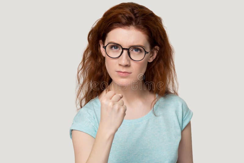 Puño pelirrojo enojado de la demostración de la muchacha que amenaza o que advierte fotografía de archivo libre de regalías Puño pelirrojo enojado de la demostración de la muchacha que amenaza o que advierte fotografía de archivo libre de regalías