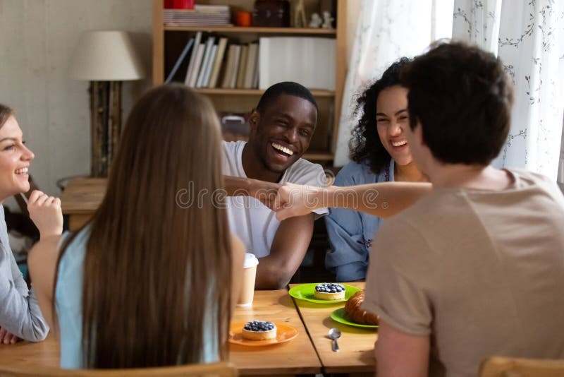Puños que topan del hombre negro feliz con el compinche foto de archivo Puños que topan del hombre negro feliz con el compinche foto de archivo