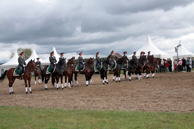 Pułk żeńscy funkcjonariuszi policji na horseback Demonstracja o zdjęcia stock Pułk żeńscy funkcjonariuszi policji na horseback Demonstracja o zdjęcia stock