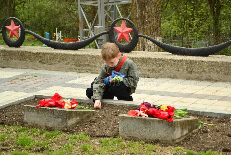 Мальчик на дне победы. Возложение цветов к памятнику дети. Возложение цветов 9 мая мальчик. Мальчик возлагает цветы. Дети возлагают цветы.