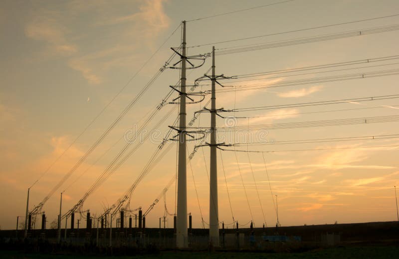 Pylônes de l'électricité avec le fond orange images libres de droits Pylônes de l'électricité avec le fond orange images libres de droits