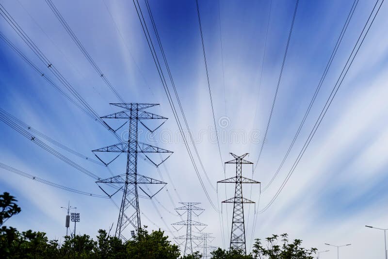 Pylônes, lignes électriques et arbres de l'électricité silhouettés photos stock Pylônes, lignes électriques et arbres de l'électricité silhouettés photos stock