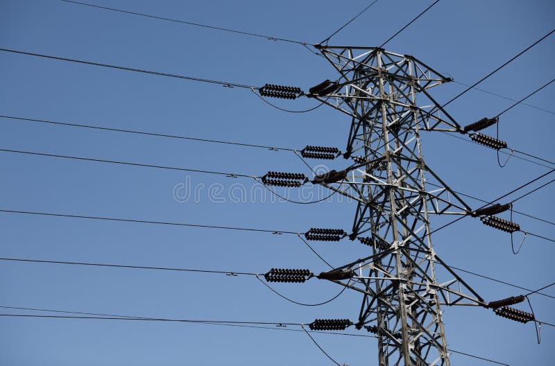 Pylon και υπερυψωμένες γραμμές προμήθειας δύναμης υψηλής τάσης ηλεκτρικής ενέργειας χάλυβα ενάντια σε έναν σαφή μπλε ουρανό στην στοκ φωτογραφία με δικαίωμα ελεύθερης χρήσης Pylon και υπερυψωμένες γραμμές προμήθειας δύναμης υψηλής τάσης ηλεκτρικής ενέργειας χάλυβα ενάντια σε έναν σαφή μπλε ουρανό στην στοκ φωτογραφία με δικαίωμα ελεύθερης χρήσης