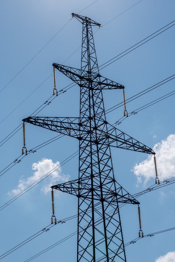 Pylône de l'électricité silhouetté sur le fond de ciel bleu Tour à haute tension image libre de droits Pylône de l'électricité silhouetté sur le fond de ciel bleu Tour à haute tension image libre de droits