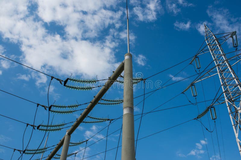 Pylônes à haute tension de l'électricité contre le ciel bleu parfait photos stock Pylônes à haute tension de l'électricité contre le ciel bleu parfait photos stock