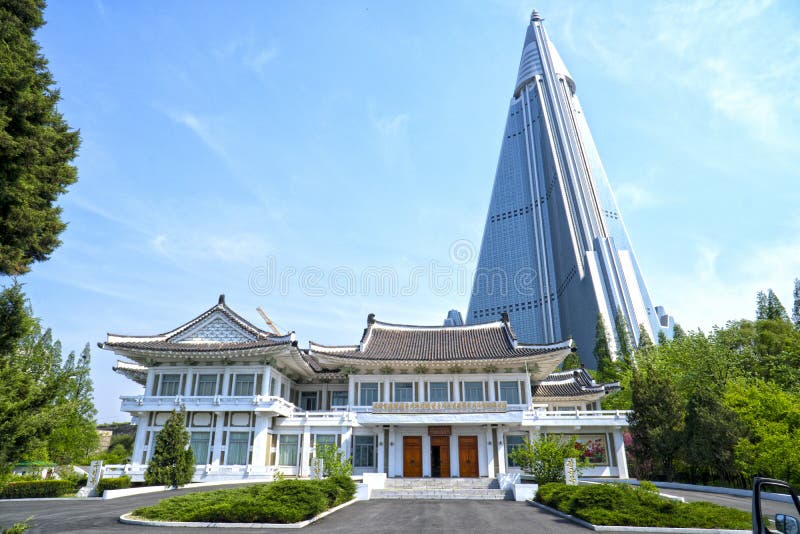 Pyongyang Borduurwerkinstituut en het Ryugyong-Hotel Pyongyang, DPRK - Noord-Korea stock afbeelding Pyongyang Borduurwerkinstituut en het Ryugyong-Hotel Pyongyang, DPRK - Noord-Korea stock afbeelding