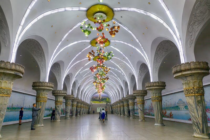 PYONGYANG NORR KOREA-OCTOBER 10,2017: Den Yonggwang gångtunnelstatistiken arkivbild PYONGYANG NORR KOREA-OCTOBER 10,2017: Den Yonggwang gångtunnelstatistiken arkivbild