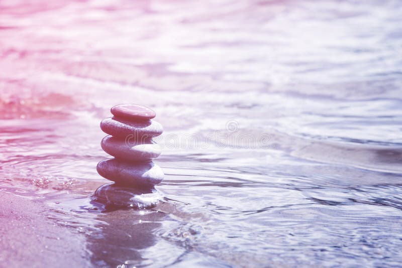 Pyramid av att balansera kiselstenar i vatten Zensymbol, mjuk rosa lila arkivbilder Pyramid av att balansera kiselstenar i vatten Zensymbol, mjuk rosa lila arkivbilder