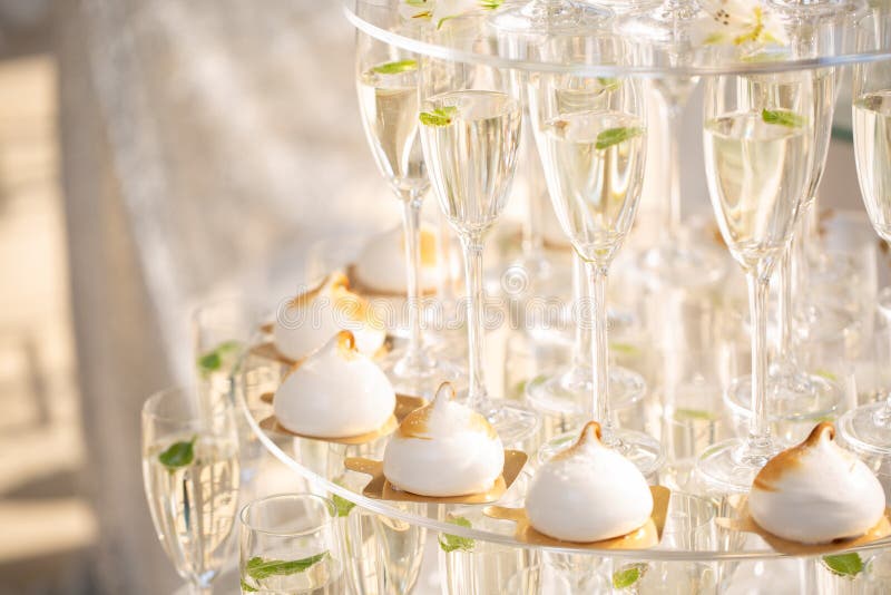 Pyramid från exponeringsglas av champagne och kakor på brölloppartiet royaltyfri fotografi Pyramid från exponeringsglas av champagne och kakor på brölloppartiet royaltyfri fotografi