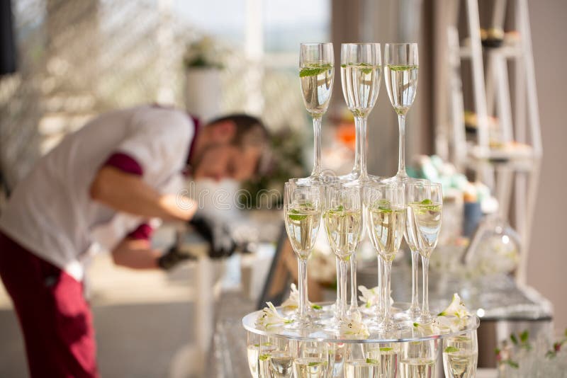 Pyramid från exponeringsglas av champagne på brölloppartiet royaltyfria bilder Pyramid från exponeringsglas av champagne på brölloppartiet royaltyfria bilder