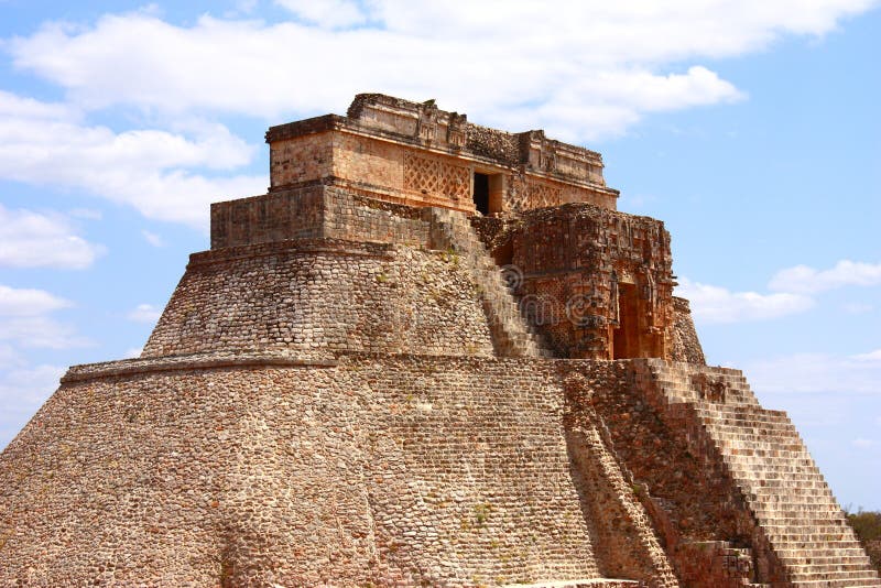 pyramid för trollkarl ii royaltyfri bild pyramid för trollkarl ii royaltyfri bild