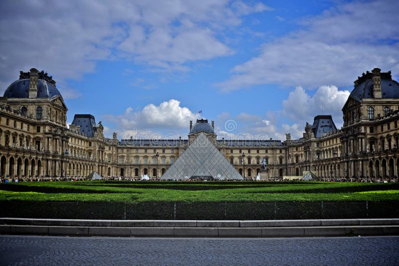 Pyramída a žalúzie múzeum v paríž, francúzsko.