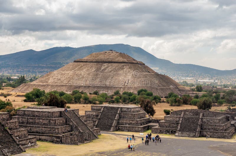 Pyramid of the Sun and the Road of Death in Teotihuacan Editorial Stock ...