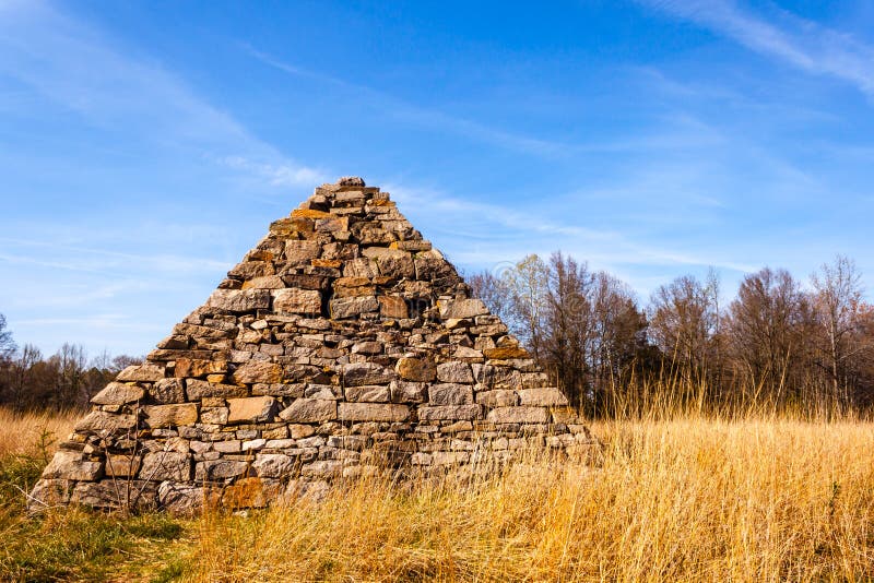 Pyramide de guerre civile sur un champ de bataille images stock Pyramide de guerre civile sur un champ de bataille images stock