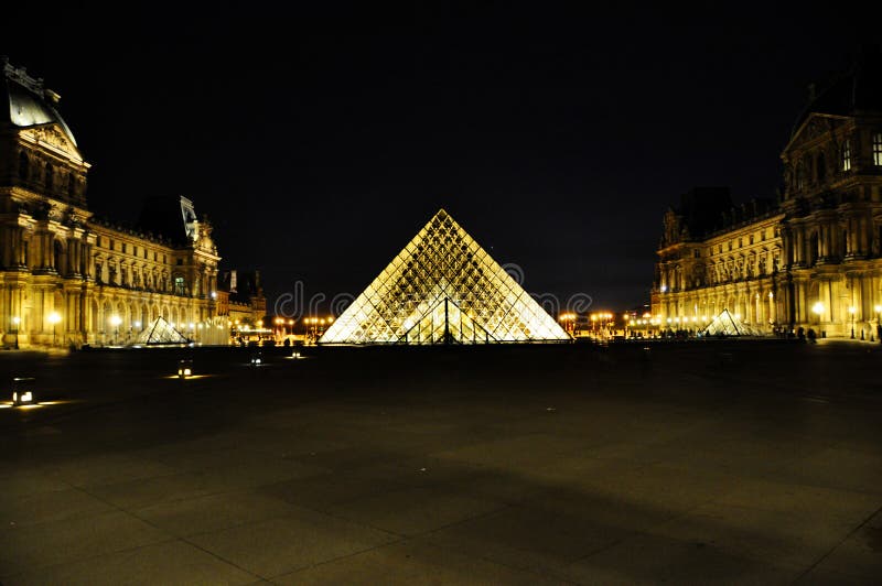 Pyramide de Louvre par nuit, Paris, France, juin 2018 photo stock Pyramide de Louvre par nuit, Paris, France, juin 2018 photo stock
