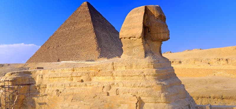 Pyramide gelegen an Giza und an der Sphinxe. Panorama lizenzfreies stockfoto Pyramide gelegen an Giza und an der Sphinxe. Panorama lizenzfreies stockfoto