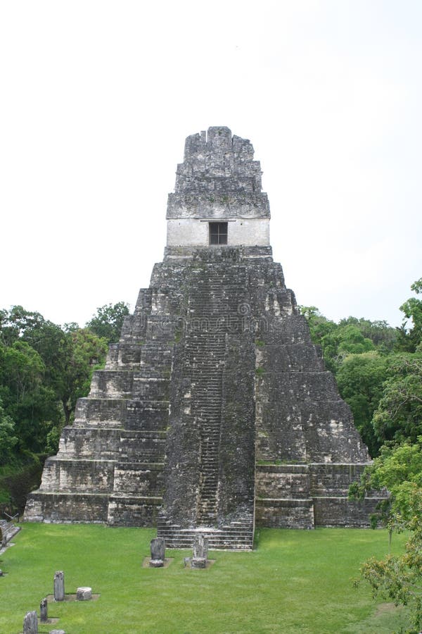 Pyramide maya dans Tikal Guatemala image stock Pyramide maya dans Tikal Guatemala image stock