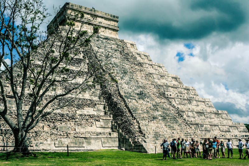 Pyramide mexicaine, le château Temple de Kukulkan Chichen Itza image libre de droits Pyramide mexicaine, le château Temple de Kukulkan Chichen Itza image libre de droits