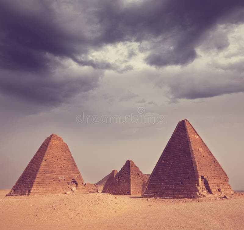 Pyramide in Sudan stockfotos Pyramide in Sudan stockfotos