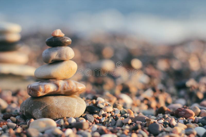 Pyramide zen de pierres de spa sur fond de mer floue Sable sur la plage Les côtes de la mer Placer le texte Vue sur mer image stock Pyramide zen de pierres de spa sur fond de mer floue Sable sur la plage Les côtes de la mer Placer le texte Vue sur mer image stock