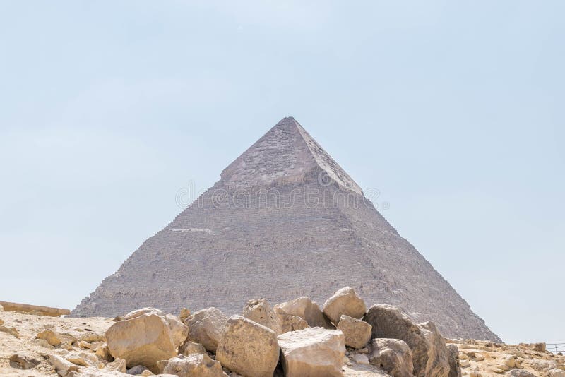 Pyramiden av Khafre i Giza. Pyramiden av Khafre eller av Chephren är detmest högväxt och andra-störst av de forntida egyptiska pyramiderna av Giza och gravvalvet av dendynasti farao Khafre Chefren, som härskade från c   2558 till 2532 F. KR. Höjd 136 4 metrar 448 ft Grund 215 28 metrar 706 ft