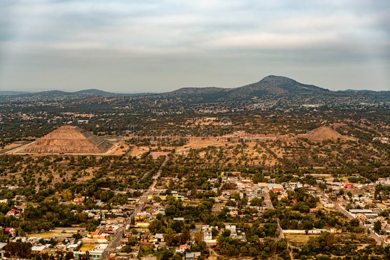 Pyramiden des Sun und des Mondes auf der Allee der Toten, alte historische kulturelle Stadt Teotihuacan, alte Ruinen des Azteken lizenzfreie stockbilder Pyramiden des Sun und des Mondes auf der Allee der Toten, alte historische kulturelle Stadt Teotihuacan, alte Ruinen des Azteken lizenzfreie stockbilder