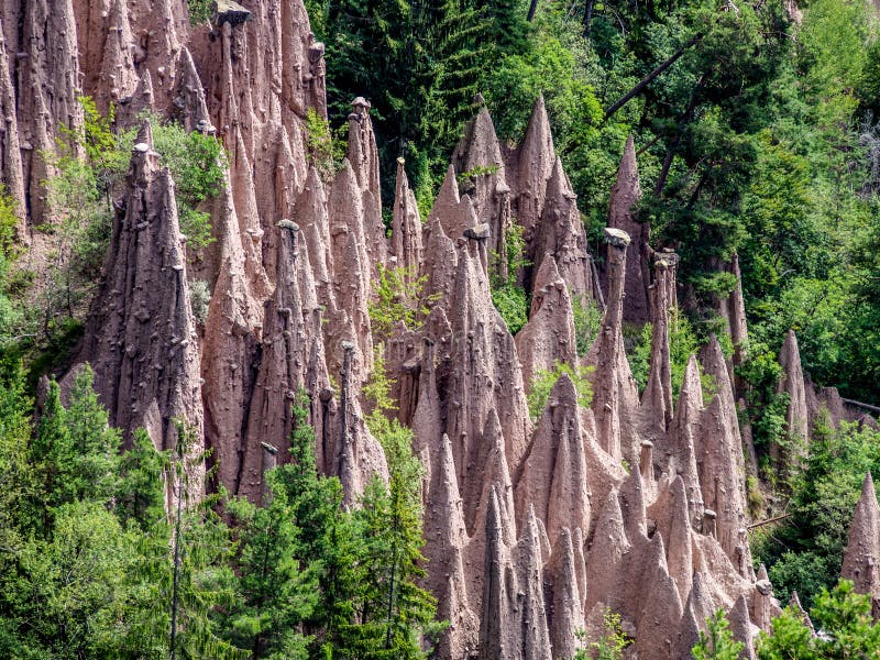 Pyramides de terre d'écriture au-dessus de bolzano italie photos libres de droits